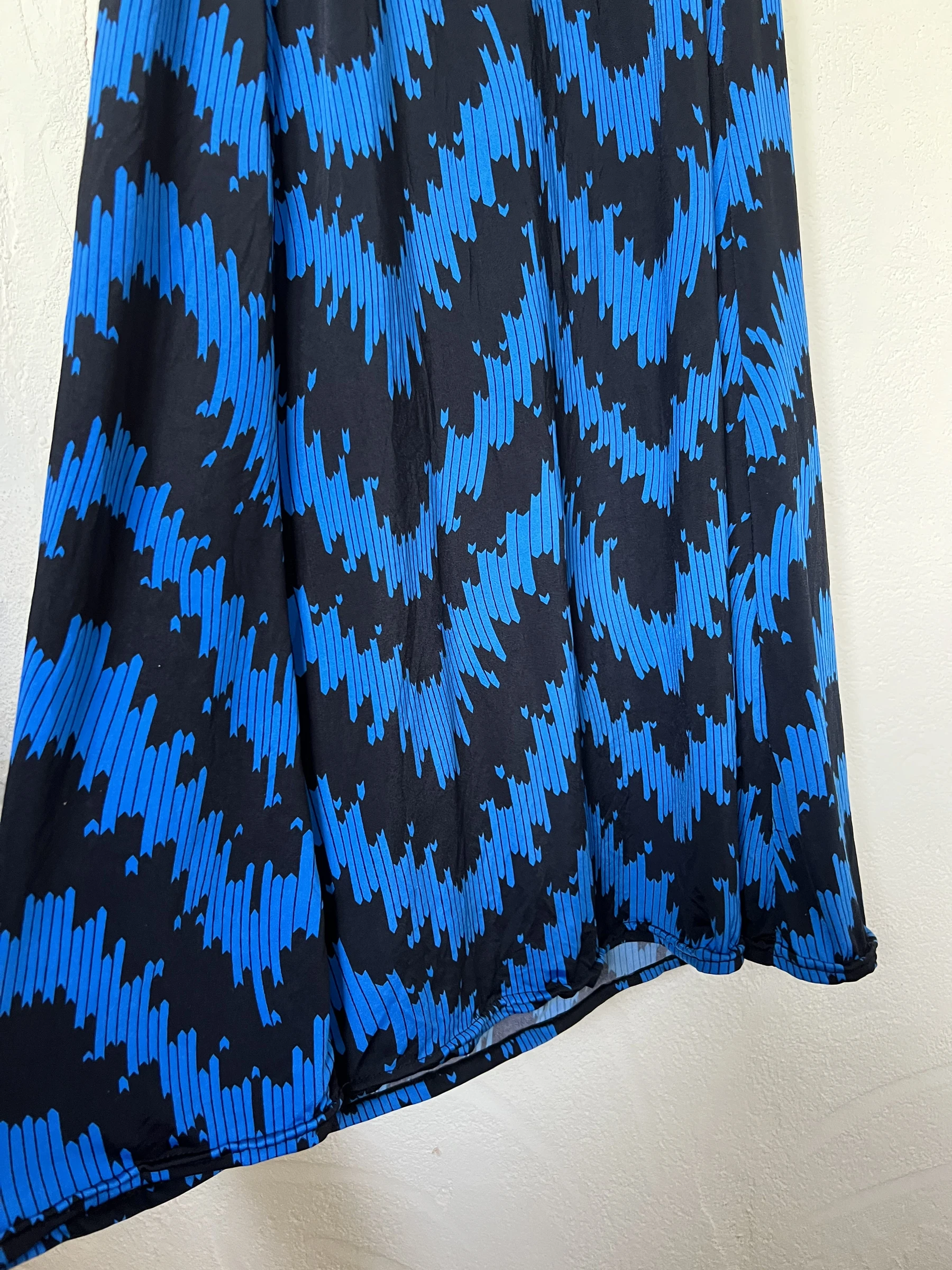 🌊 Blue black summer maxi dress with zigzag patterns – S/M – fluid & elegant – photo 11
